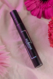 Be Frsh tuoksunäyte dekanttipullossa kukkien kanssa